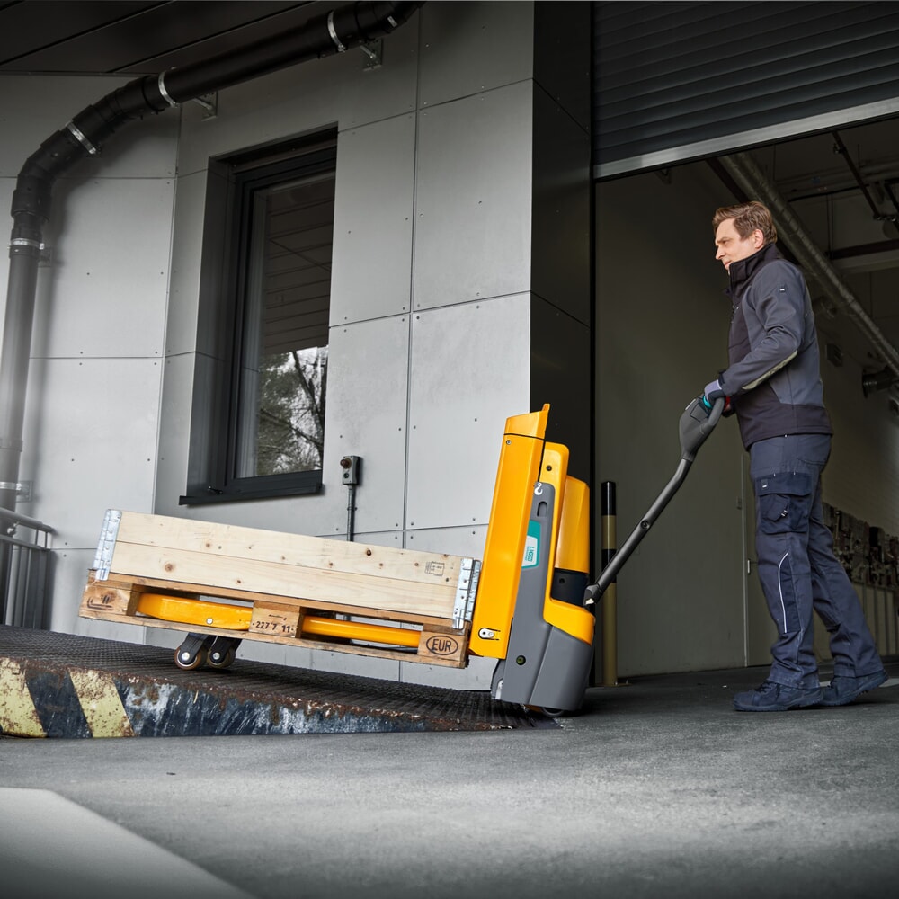 Produktabbildung Nr. 2: Jungheinrich EJE 116i electric pallet truck, load capacity 1,600 kg, fork length 1,150 mm